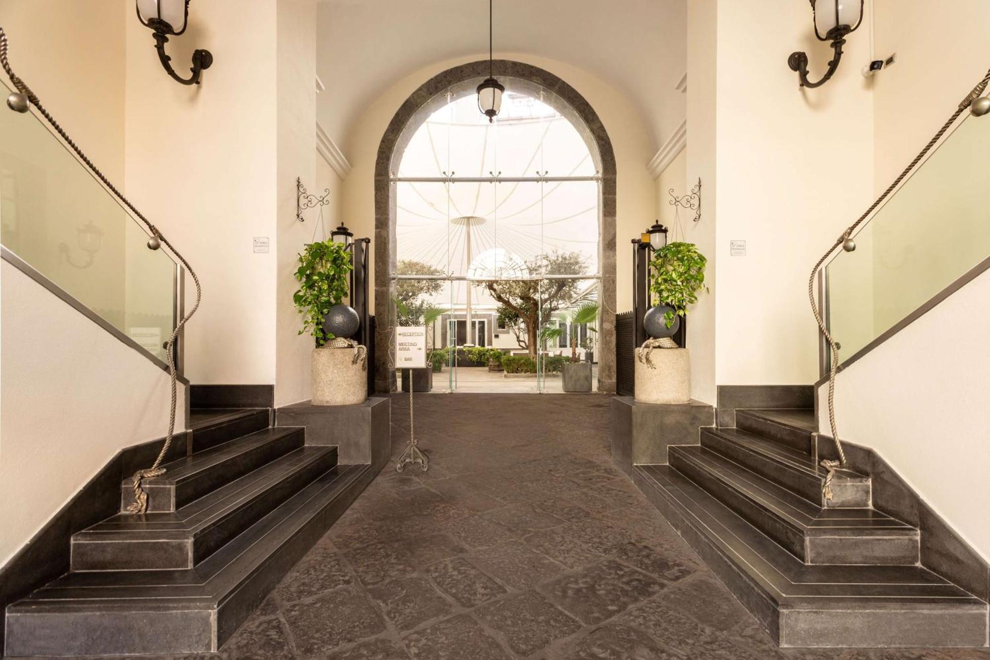 Palazzo Caracciolo 4* Napoli